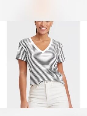 Universal Thread XS Black & White Striped V-Neck Tee- NWT